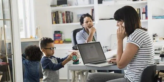 Mak Ayah Multitasking? Ini Tips Supaya Anak Tetap Sibuk dan Selamat